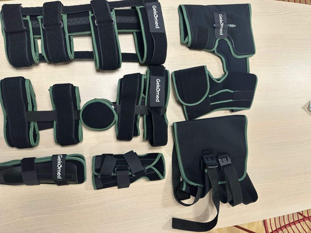 Attelles orthopédiques Gekomed disposées sur une table, incluant des modèles de genou, poignet et cheville, conçus de manière éco-responsable et modulable pour faciliter le reconditionnement.